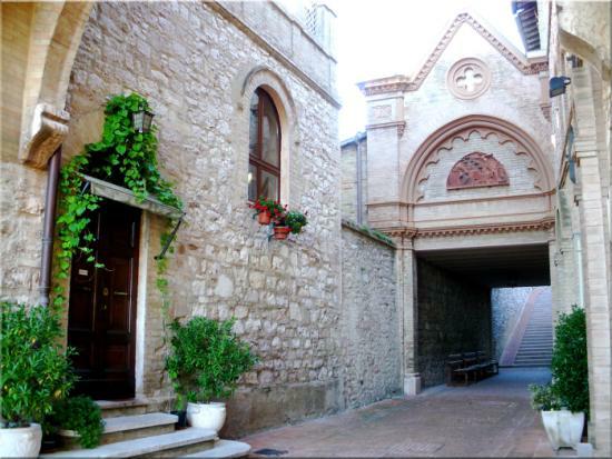 Eingang vom Kloster in Assisi