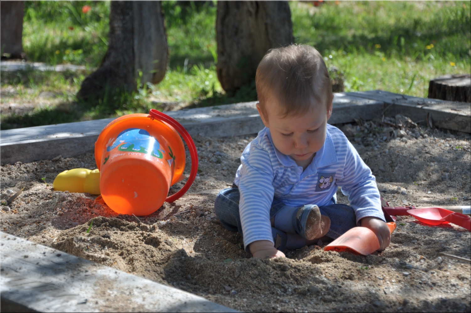Kind im Sandkasten