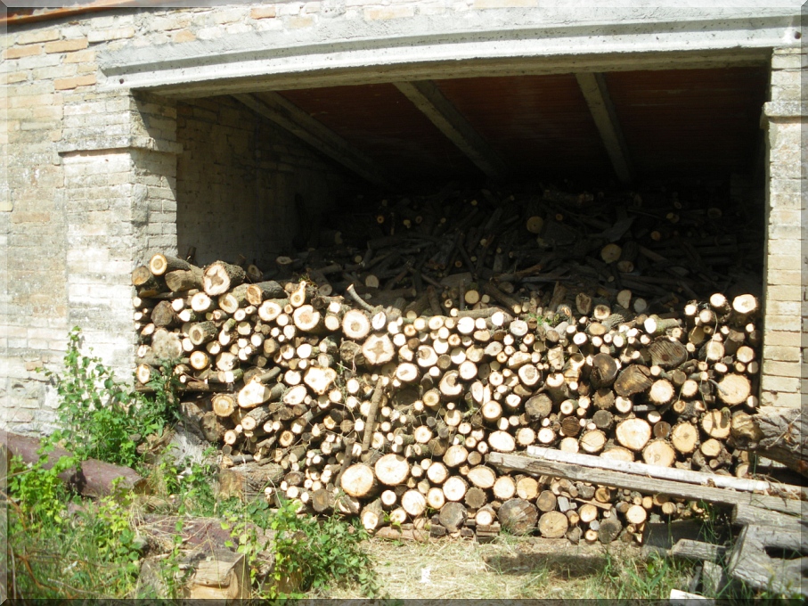 Holz gestappelt
